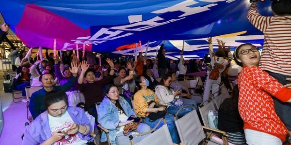 华体会体育app下载-五一假期申城商场现“乒乓热” 跨界互动重塑地标活力