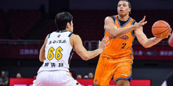 华体会体育官方入口-广东宏远拒绝输球！全力击败上海男篮，奎因对位张镇麟，央视直播